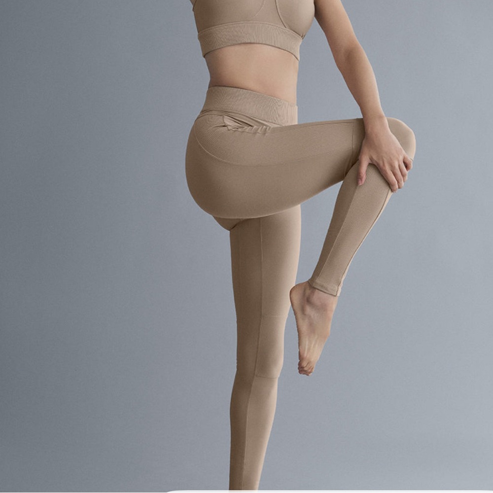 NEW with tags   ALO Yoga 
Alosoft High-Waist Head Start Legging, Gravel, S
